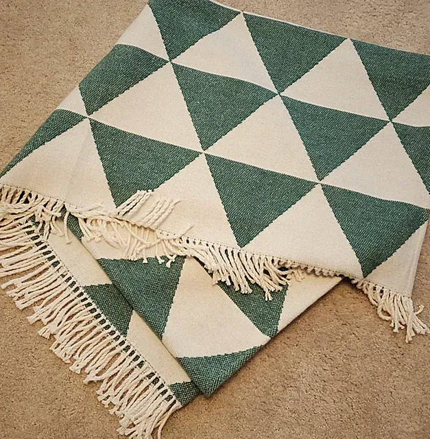 POTTERY BARN GREEN & CREAM THROW BLANKET W/TASSELS-80 x 54-NEW w/o TAGS