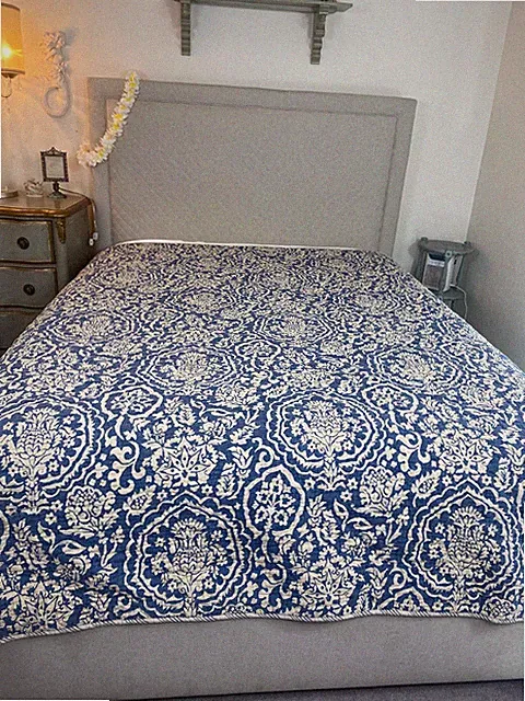 Pottery Barn queen Quilt Blue Mediallon Floral Revers Striped french country