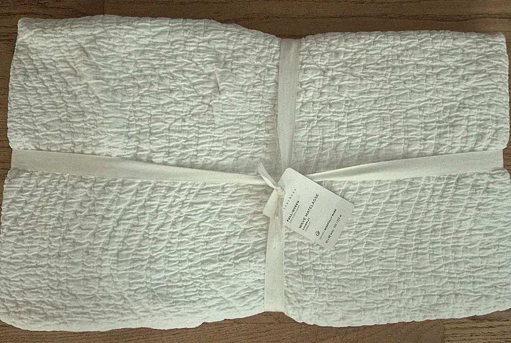 POTTERY BARN Wave Matelasse Coverlet-Full/Queen-White